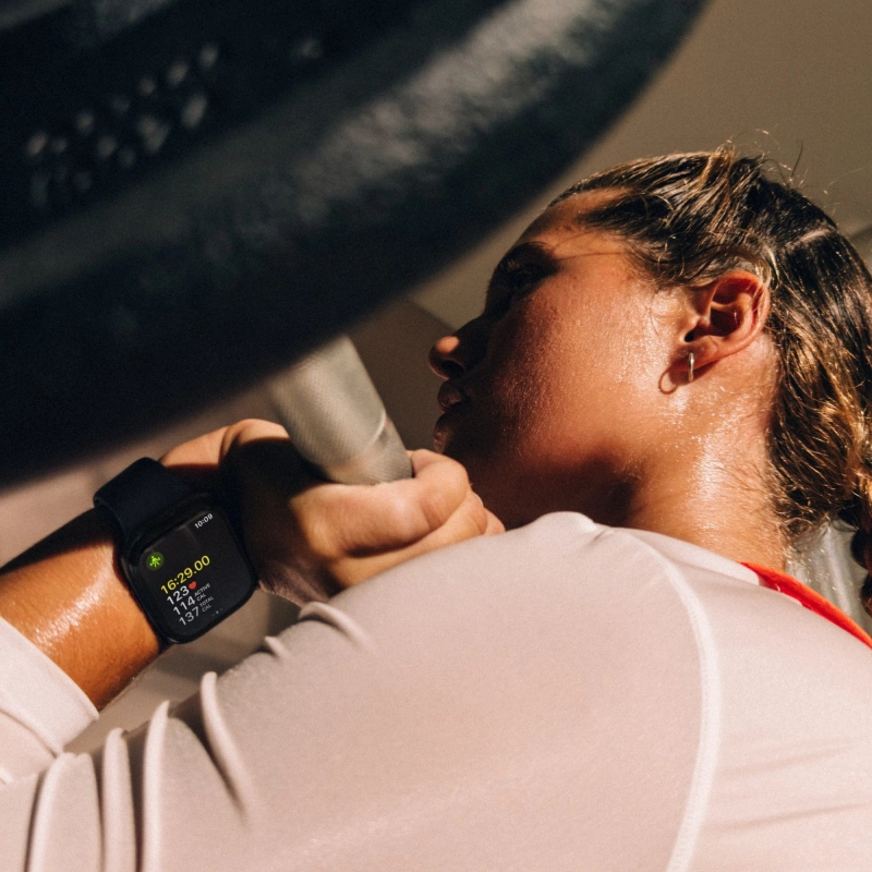 Умные часы Apple Watch Series 12 GPS, 42мм, Серый космический алюминиевый корпус, спортивный ремешок тёмно-синего цвета, размер S/M 130-180 мм (MJE74). Фото 5